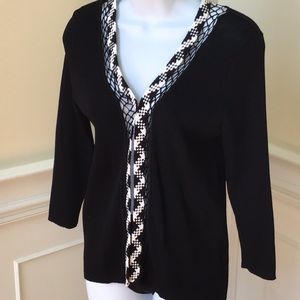 Lightweight sweater with top closure